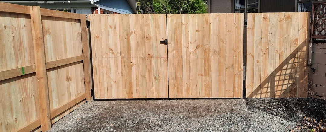 Wooden gate on aluminium frame